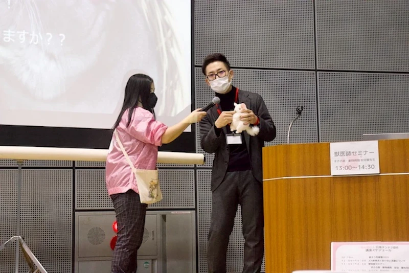 チンチラのぬいぐるみを使って実演する様子