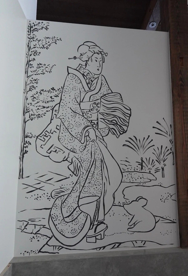 店内の壁には日本画調のイラストが施されています