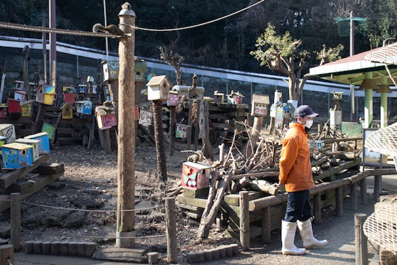 スタッフの内藤さんと園内