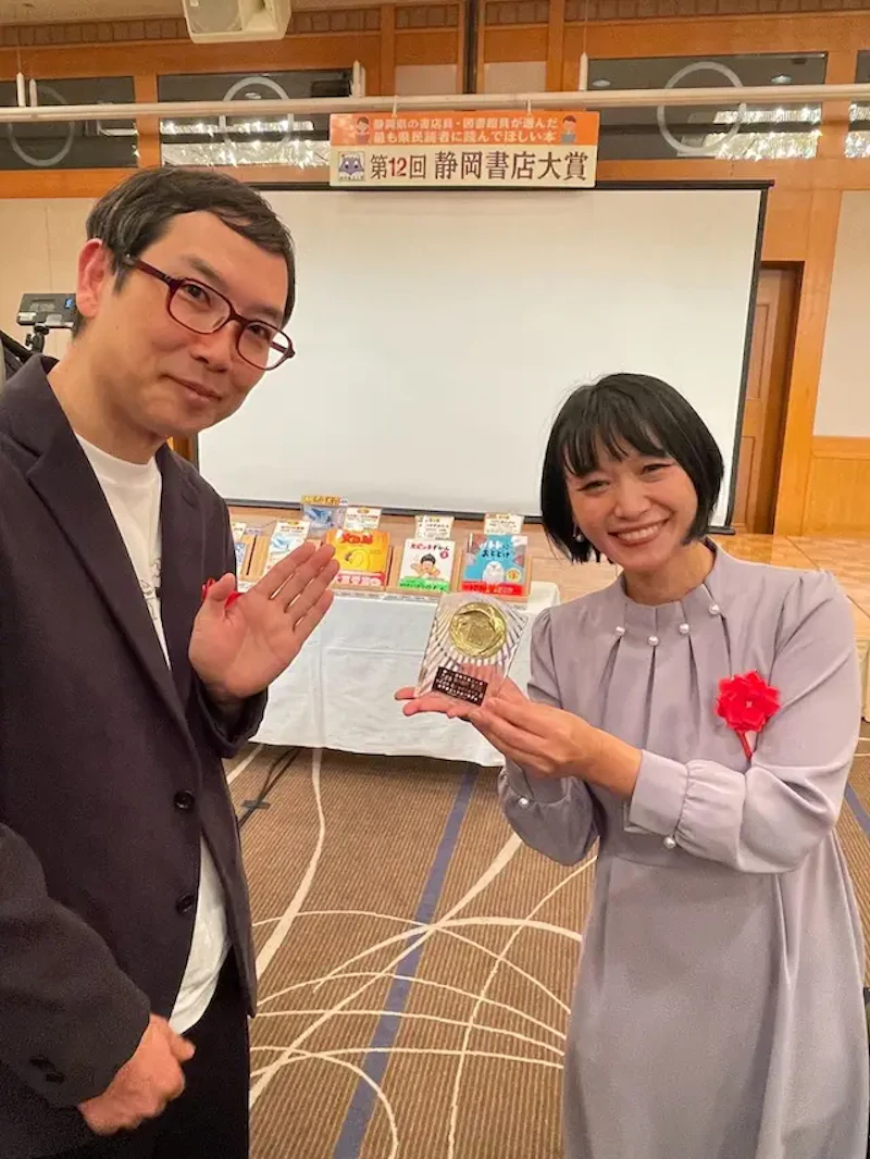 受賞の様子とメダル