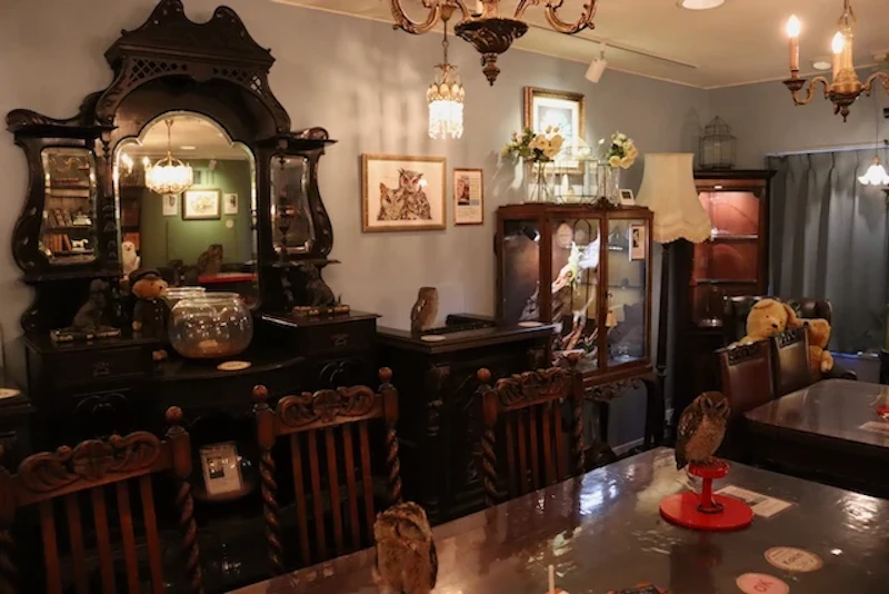 英国アンティークが並ぶ店内
