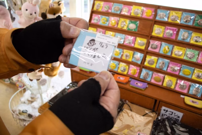 販売されているブローチ