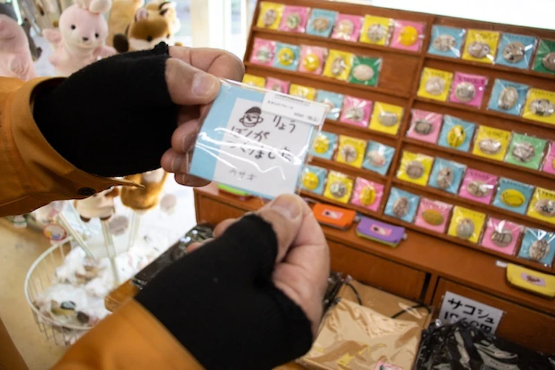 販売されているブローチ