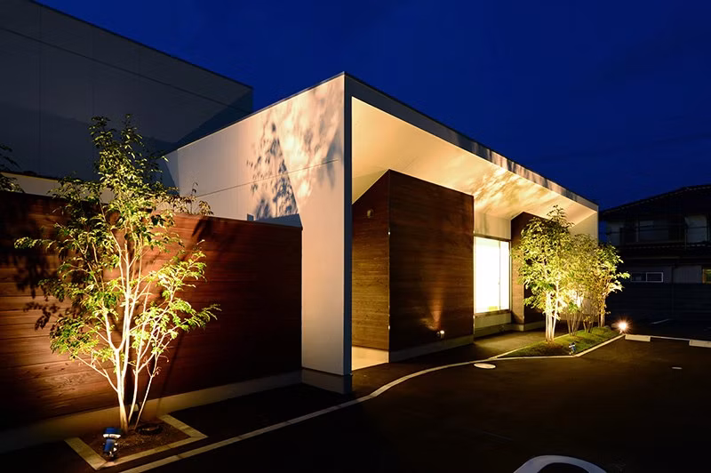 夜の外観