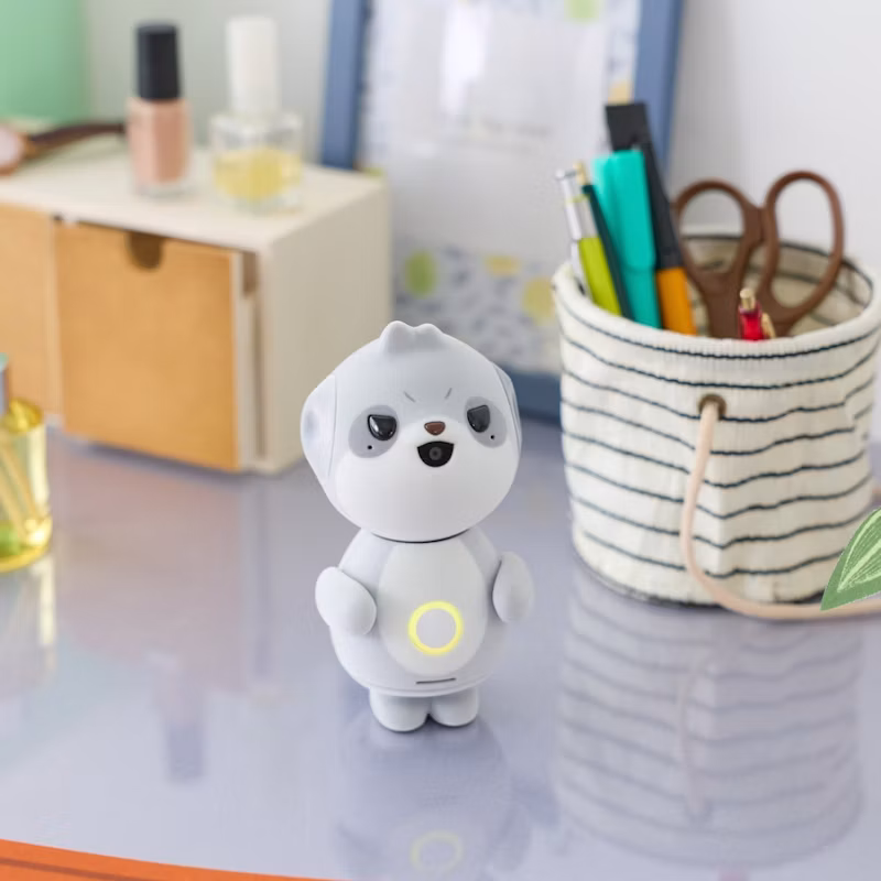 文房具のそばに立つおれさまタイプのポケとも