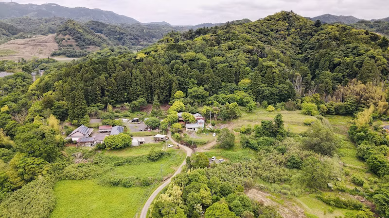 里山に位置する和心村の全景