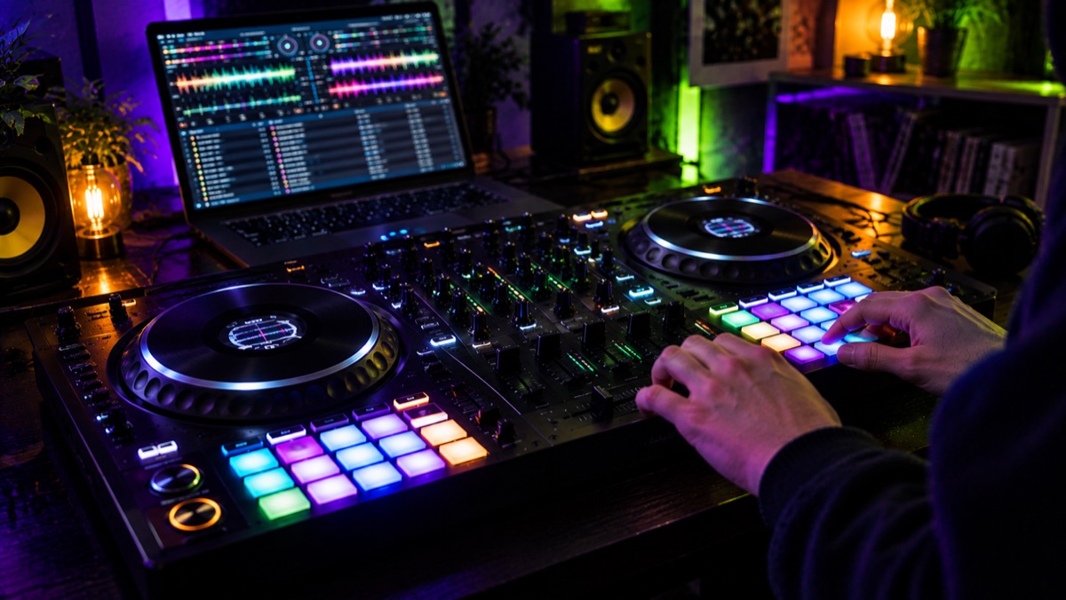 【2026年9月】DDJ-GRV6の使い方と接続を取扱説明書で解説|rekordbox・Serato DJ Pro・ドライバー・4ch・GROOVE CIRCUIT(TRAKTORは使える?)