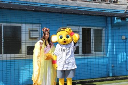 プロ野球 ウェスタンリーグ　始球式に5代目卑弥呼出演_02.jpg