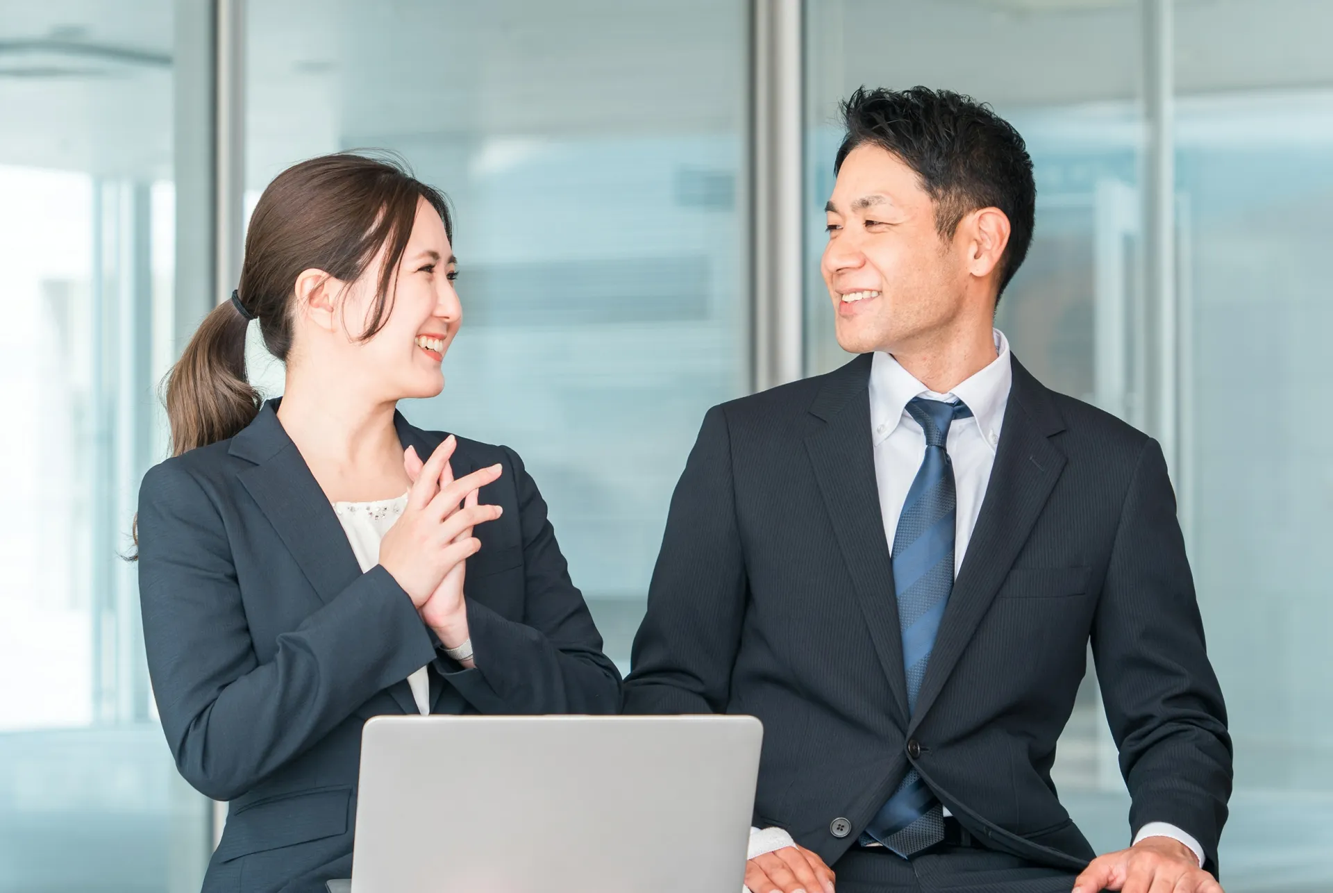 社員が相談しやすい環境とは?主な特徴やメリット・環境づくりのポイントを解説 | TUNAG(ツナグ)
