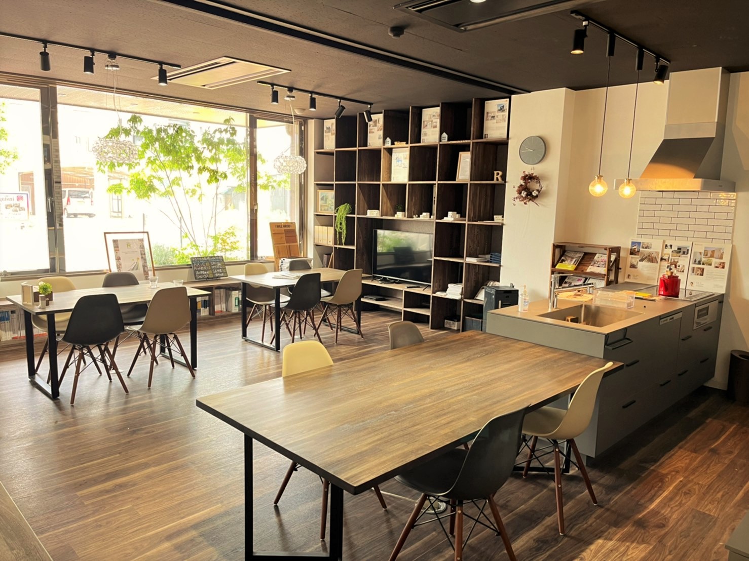 【ショールーム】 スタッフ手作りの、カフェ風の面談スペース(本社１階)～愛知県稲沢市で注文住宅を建てるなら