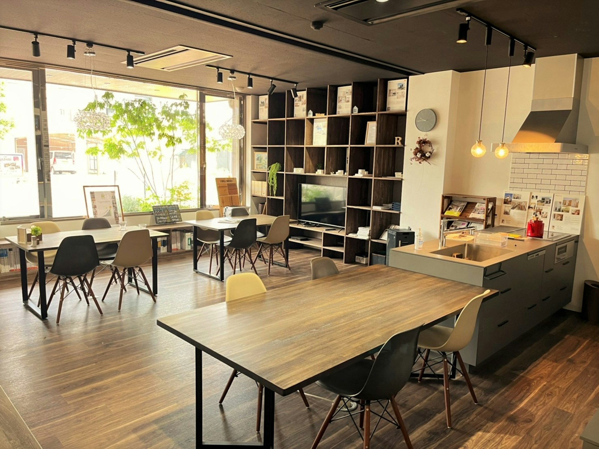 【ショールーム】 スタッフ手作りの、カフェ風の面談スペース(本社１階)～愛知県稲沢市で注文住宅を建てるなら