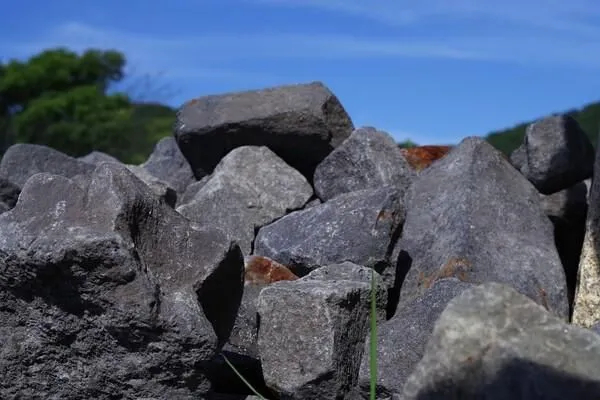 「溶融還元石」とは？庭のプロが徹底解説！おしゃれなDIY活用術から価格、天然石との違いまで