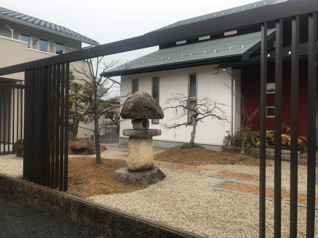 アルミのフレームで、庭空間を仕切ります