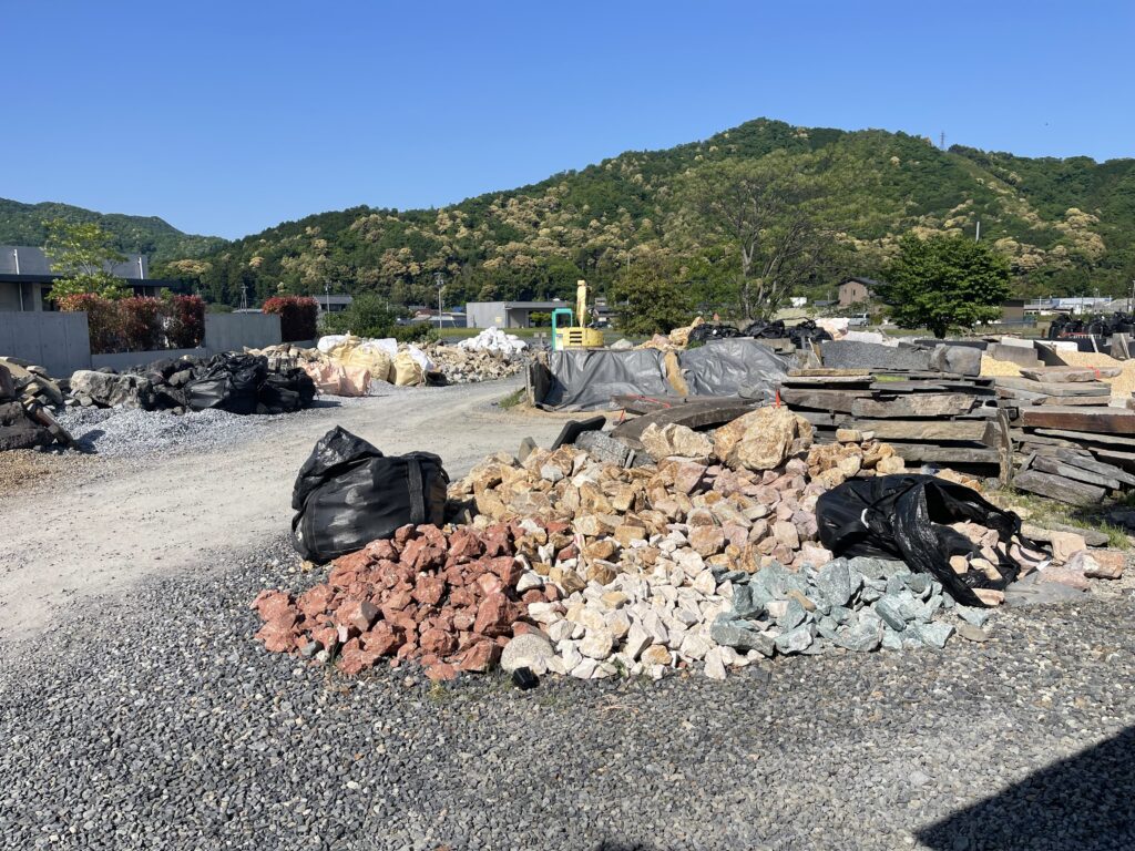 揖斐川庭石センターの石置き場