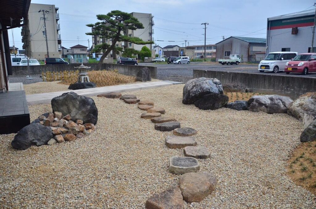 庭石を中心にした和風庭園