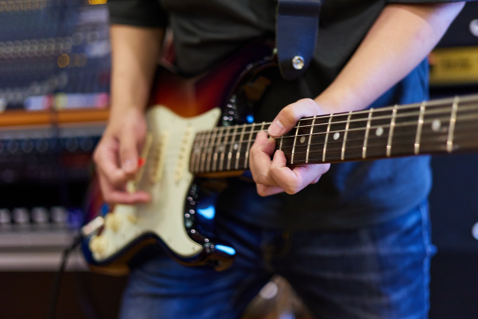 エレキギターを弾く男性の画像