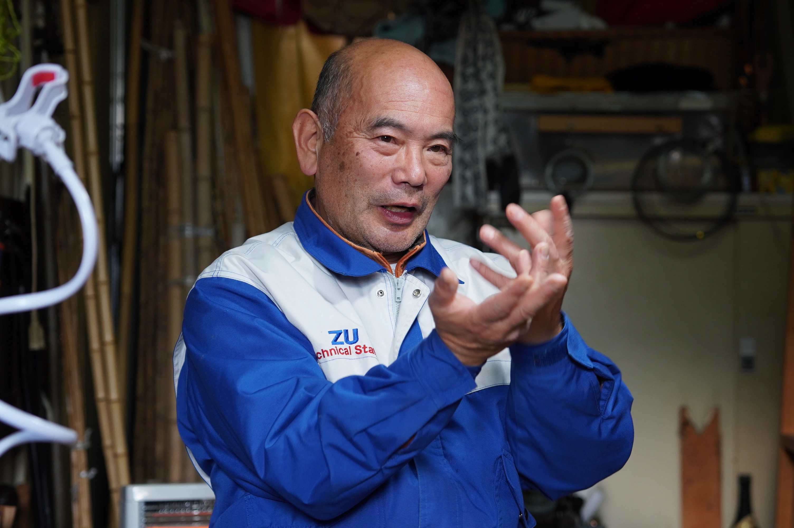 徒弟制度を経た最後の竿師と言われる、江戸和竿組合理事 竿中（SAONAKA）は1959年に千葉で生誕する。1976年に高校を中退し、千葉県松戸市の「竿かづ工房」に入門。25年間の修行を経て、師匠の引退とともに2001年に独立。2021年には江戸和竿組合の理事となり、同年3月には東京都の伝統工芸士にも認定された。本人は「遊び」と言って活動のメインにはしていないが、江戸前の伝統的な和竿の他に、ルアーフィッシング用のロッドやオールドタックルの改造など実験的な製作も行う。竿中の少年時代はバスフィッシングの黎明期、ルアーフィッシングにのめり込んだ経緯から様々な釣りに精通しており、釣りの発展を道具作りの担い手、ファンの立場の両側面から見てきた。これが竿中の柔軟な発想や、製作意欲の源泉である。