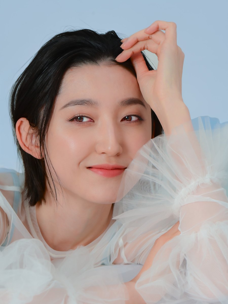 白背景で撮影した女性のプロフィール写真
