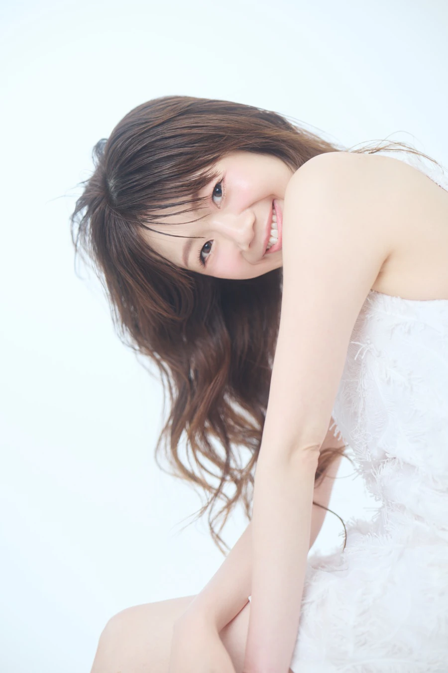 白背景で柔らかな表情を見せる女性のプロフィール写真