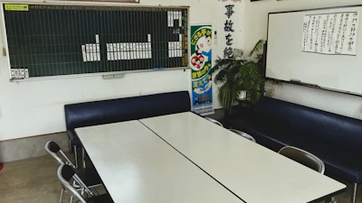 2004年7月 社員増加および福利厚生面改善を目的として、本社事務所兼休憩所の増改築実施