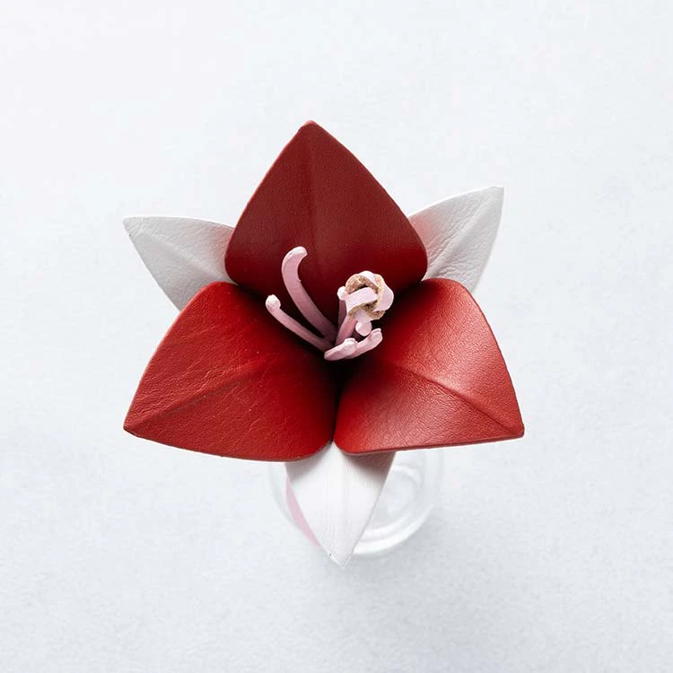 革の一輪花（ユリ）
