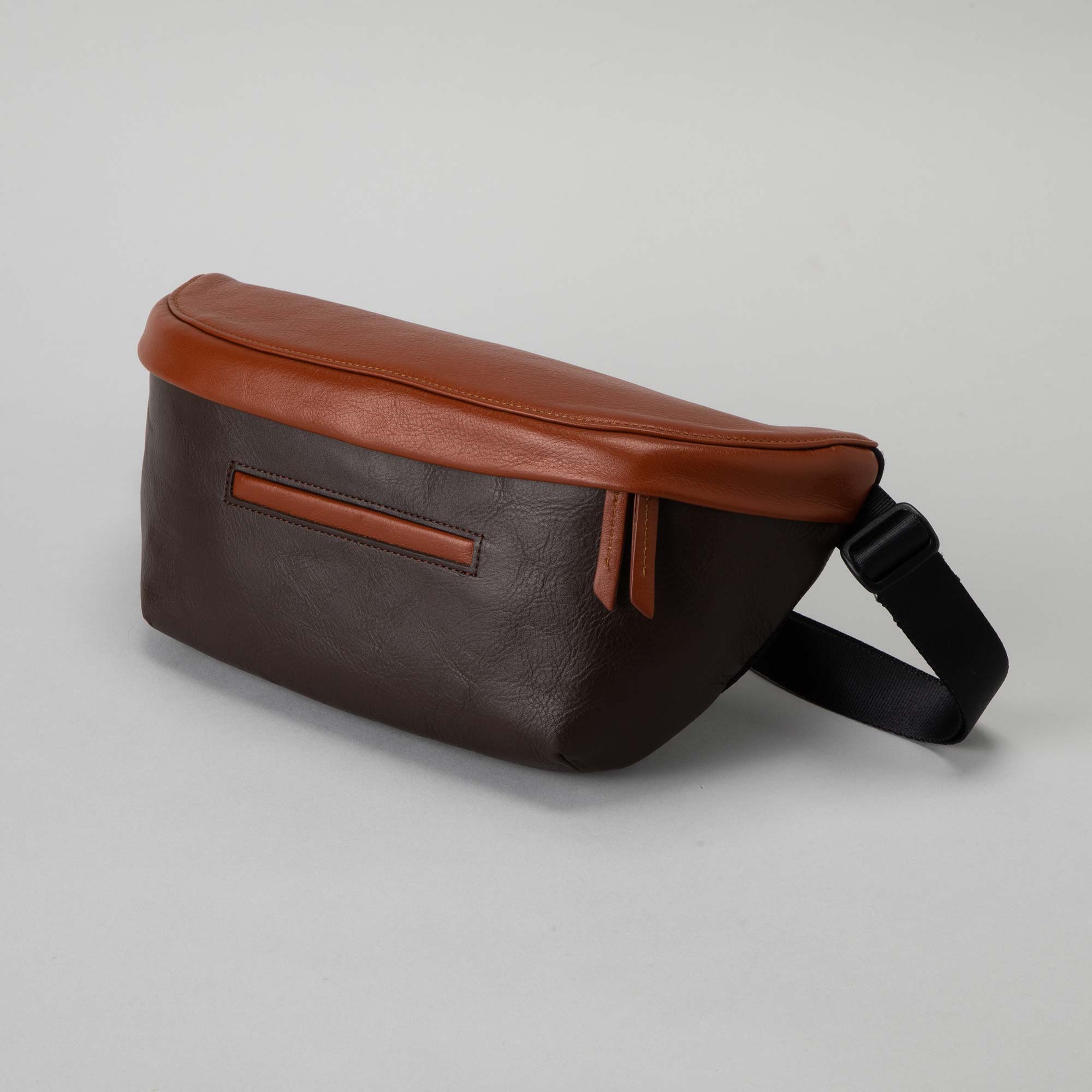 レザーボディバッグ