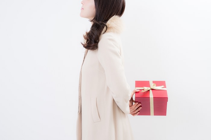 プレゼントを持つ女性
