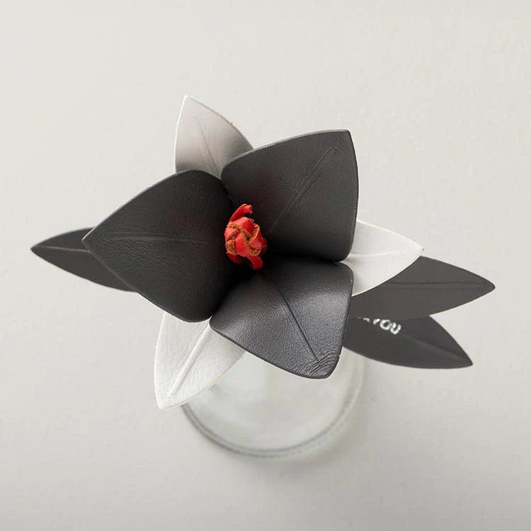 革の一輪花（ユリ）