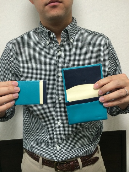 お揃いカラーのパスケースと名刺入れを受け取られた旦那様