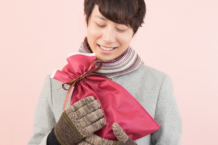 プレゼントを持つ男性