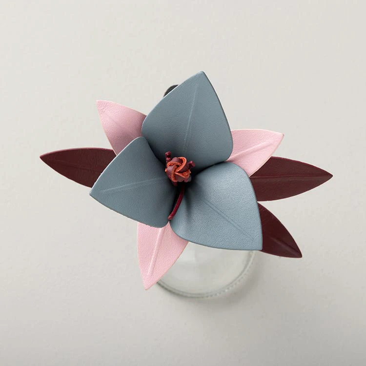 革の一輪花（ユリ）