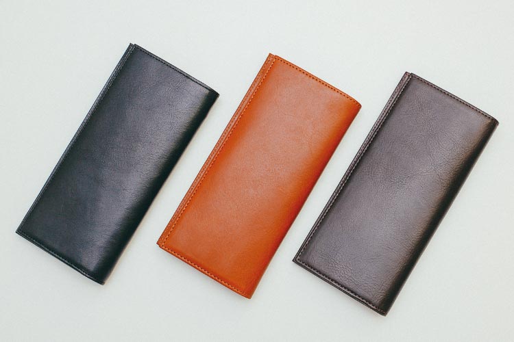 すっきり見える定番フォルムのスリム長財布(カード収納13段)