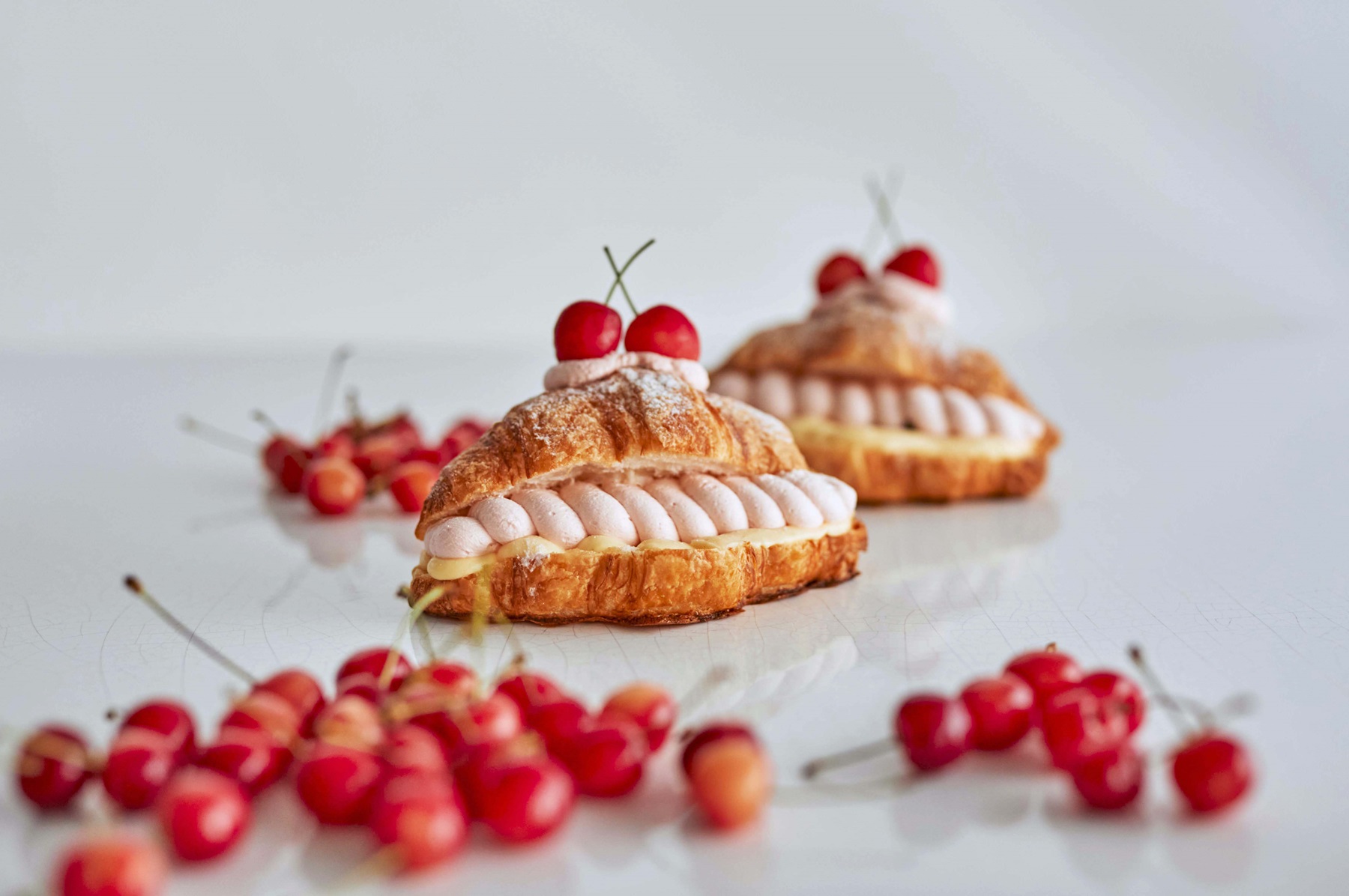 旅するメゾン」より山形県の佐藤錦を使用したチョコレートスイーツが