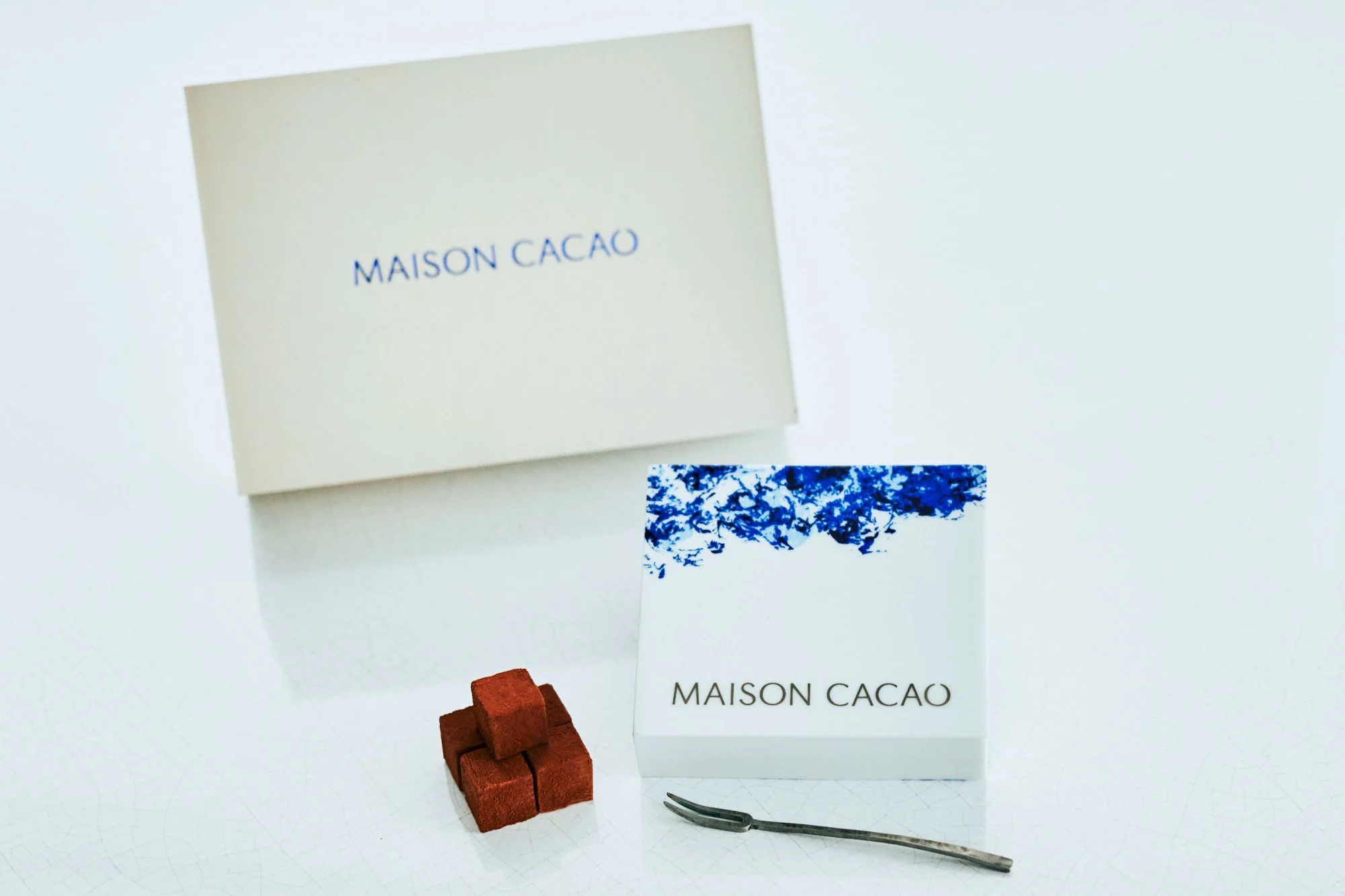 伊万里鍋島の窯元「畑萬陶苑」作の「生チョコ陶箱」を限定発表します