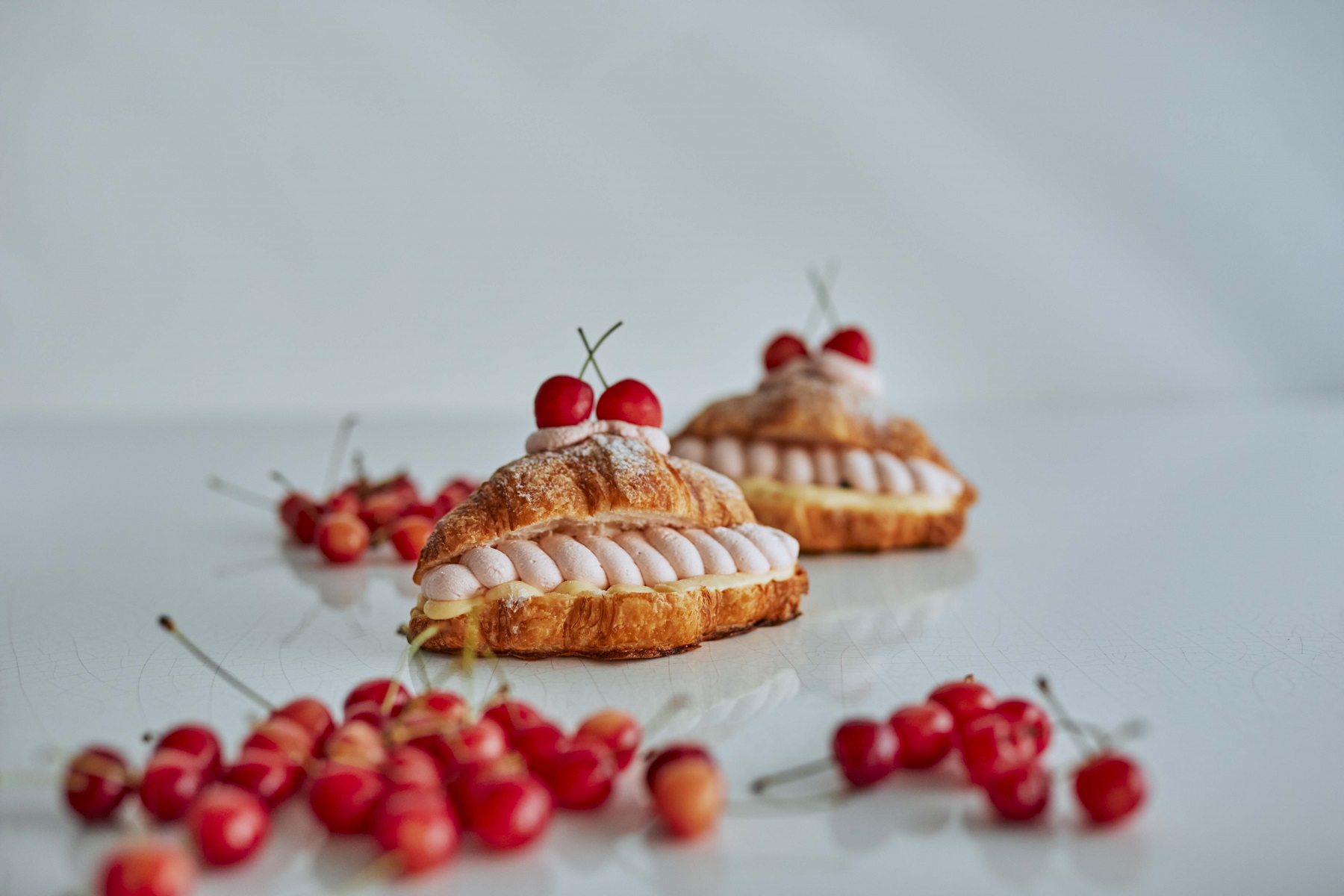 旅するメゾン」より山形県の佐藤錦を使用したチョコレートスイーツが