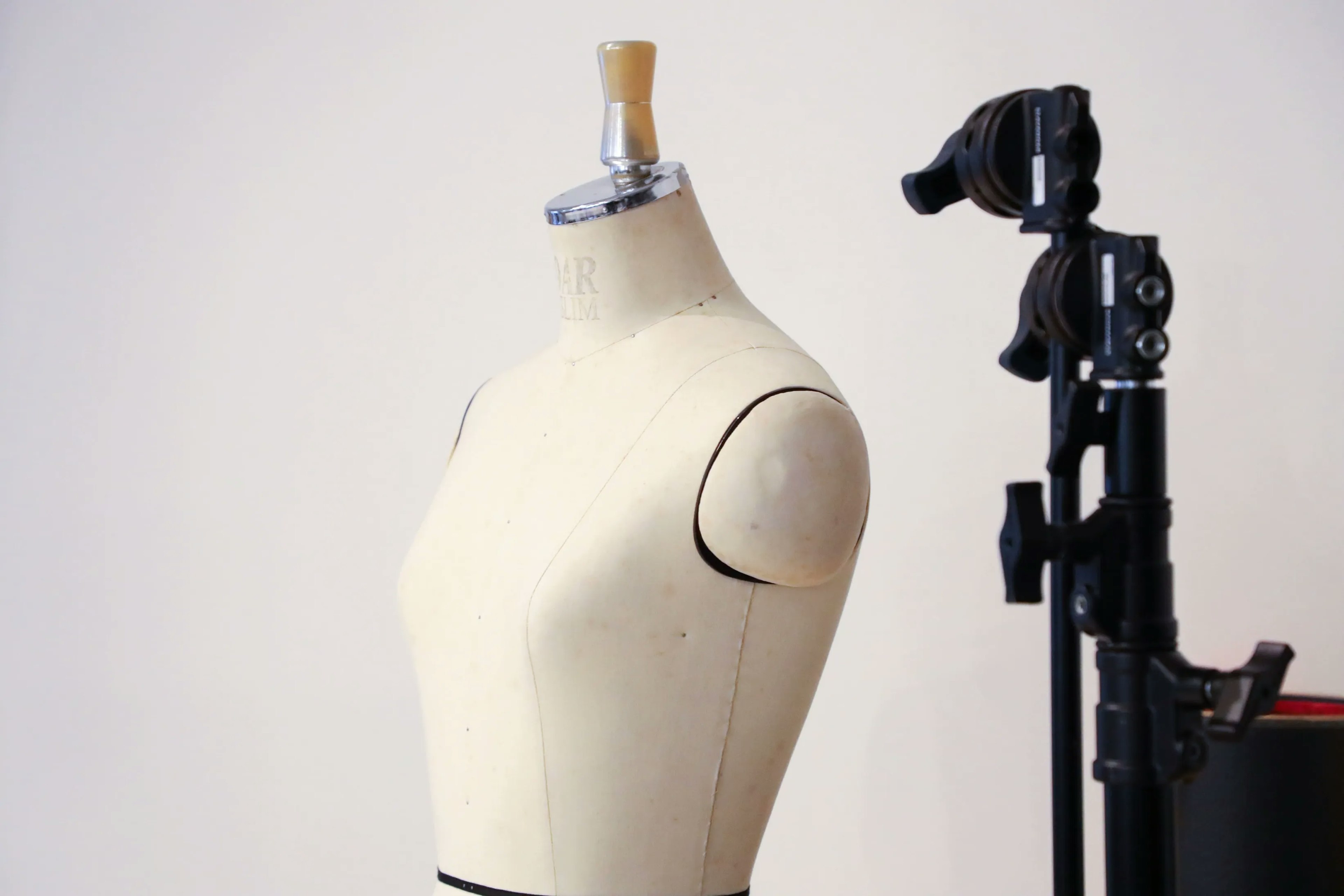 ECサイトや広告ビジュアル制作の新たな選択肢？AIモデル撮影のメリット・デメリットとプロカメラマン撮影の価値