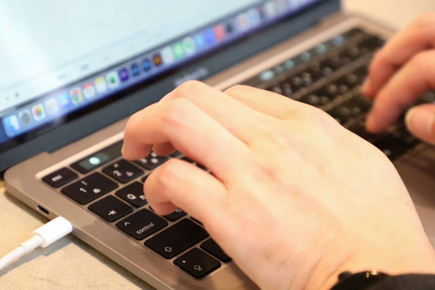 レタッチとは?リタッチや編集、加工との意味の違いや使い方を説明