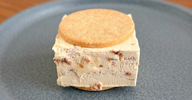 MAPLE MANIA「MAPLE BUTTER SAND(京王新宿店限定)」を実食レビュー|メープル香る濃厚クリームと香ばしさの余韻がたまらない