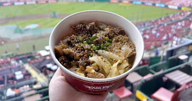 古謝樹の思い出牛すじ塩キャベツ丼を実食レビュー|楽天モバイルパーク宮城の注目グルメ