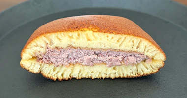 榮太楼「なまどら焼 小豆」を実食レビュー。ふっくら生地とクリーミーな小豆あんが楽しめる一品