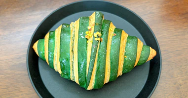 クロワッサン屋サクサクの「バイカラーピスタチオ」を実食レビュー