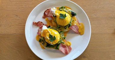 FLATWHITE COFFEE FACTORY flagship 泉店でベーコンエッグベネディクトとフレンチトーストを実食レビュー