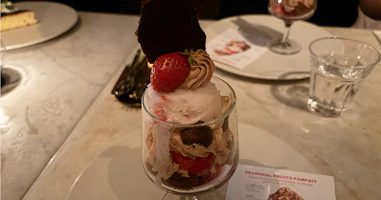 MORETHAN TAPAS LOUNGEのショコラティーパフェを実食レビュー。いちご×紅茶×ショコラが重なる大人のご褒美パフェ