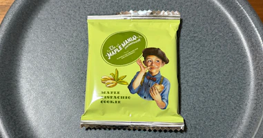 MAPLE MANIA「メープルピスタチオクッキー」を実食レビュー。メープルの甘みとピスタチオのコクが重なる香ばしい一枚