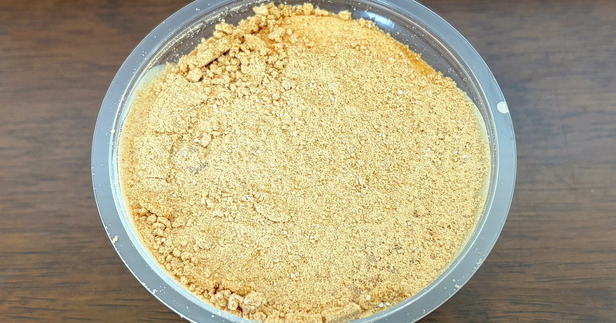 セブンイレブン「パキっとティラミス 黒蜜きなこもち」を実食レビュー。パキパキ食感と和の甘さが楽しい新感覚ティラミス