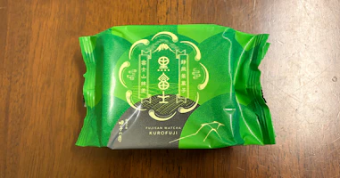 田子の月「富士山抹茶 黒富士」を実食レビュー。お茶炭の黒い皮と濃厚抹茶クリームが楽しめる静岡茶菓子