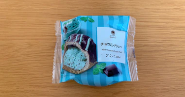 ファミマのチョコミントシュー、ミント感しっかりの爽やか系シュークリームを実食レビュー