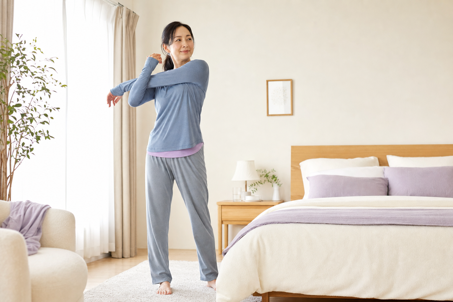 更年期世代の女性が日常生活で心身をいたわるセルフケアの場面