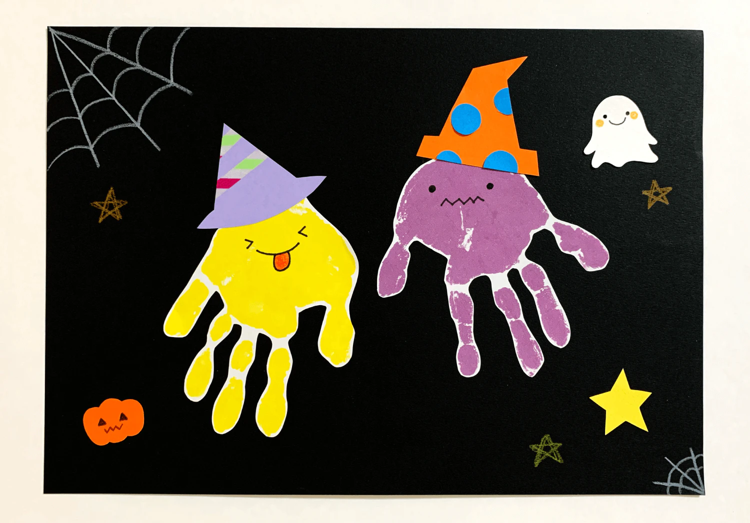 手形アートのハロウィンおばけちゃんの製作