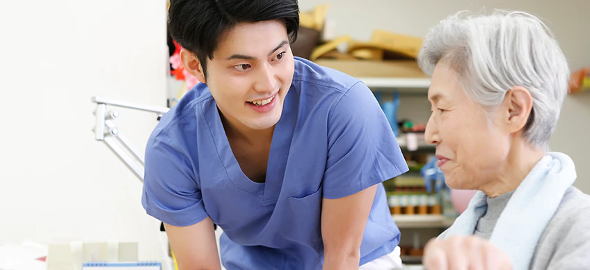 理学療法士の男性が患者さんと話している